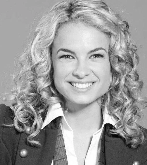 Lua Blanco caracterizada como Roberta Messi, em Rebelde