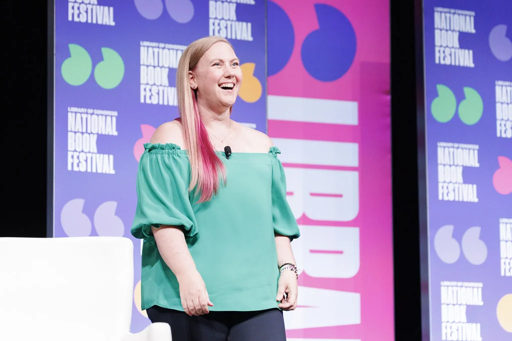 Rebecca Yarros sorrindo em evento no National Book Festival de 2024