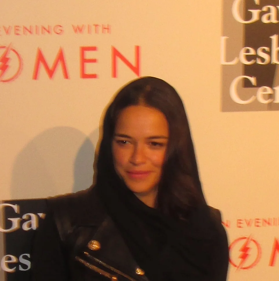 Michelle Rodriguez, atriz do elenco original de Velozes e Furiosos, sorrindo em evento